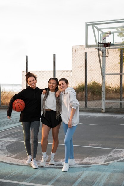 バスケットボールをするフルショットの女性