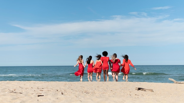 Free photo full shot women at seaside