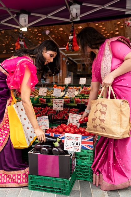 Free photo full shot women shopping for groceries