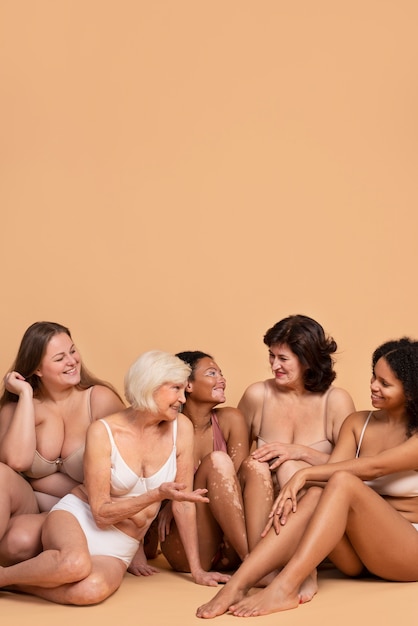 Foto gratuita donne a tutto campo sedute insieme