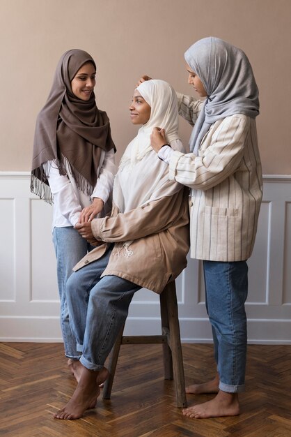 Полный снимок женщин в хиджабе