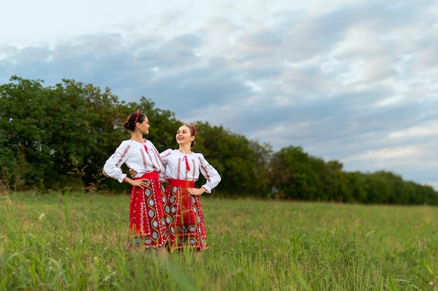 Foto gratuita donne a tutto campo che indossano abiti tradizionali