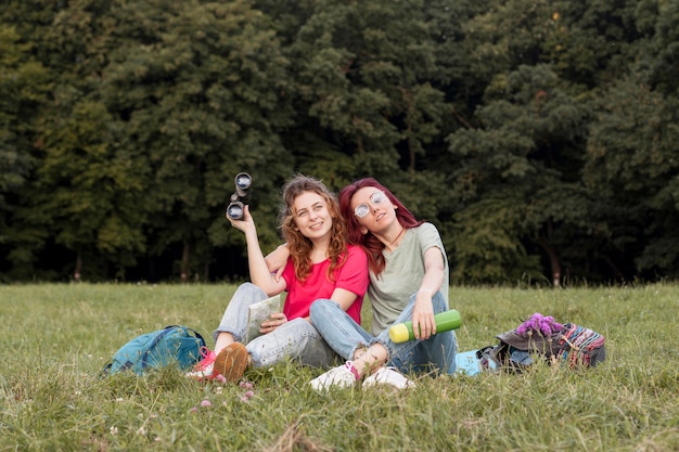 Foto gratuita donne del colpo pieno con il binocolo che sorride