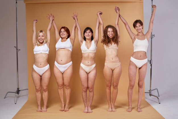 Полный снимок женщин с разными телами