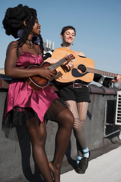 Foto gratuita donne a tutto campo con strumenti musicali