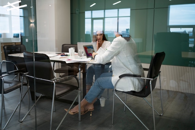 Foto gratuita donne a tutto campo che lavorano insieme