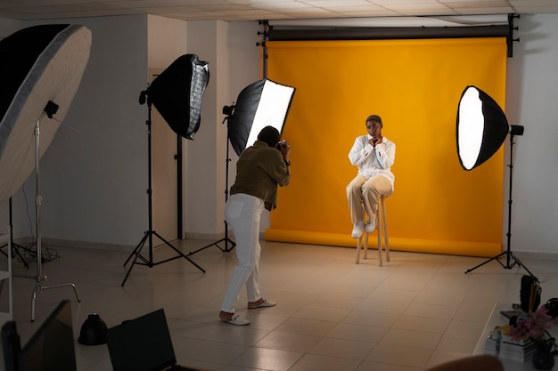 Foto gratuita donne a tutto campo che lavorano insieme