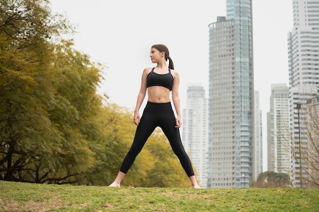 Free photo full shot young girl in sportswear