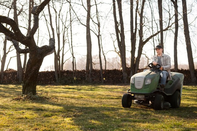 Is it better to mow grass wet or dry