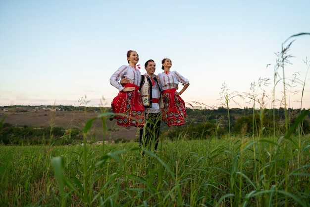 Foto gratuita giovani a tutto campo che ballano folk