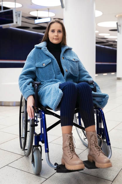 車椅子のフルショットの若い女性