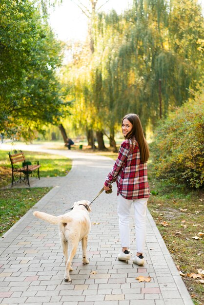 彼女の犬と散歩に出かける女性