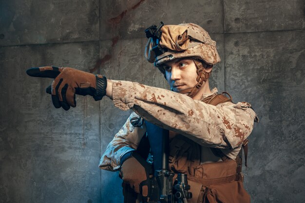 軍の兵士の背面図米国陸軍海兵隊オペレータースタジオショットの肖像画 プレミアム写真
