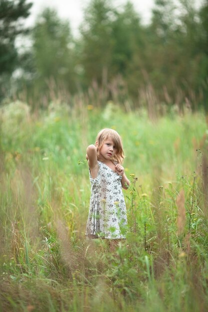 楽しい子供プレイ愚か者は草の概念の子供時代の間を歩きます