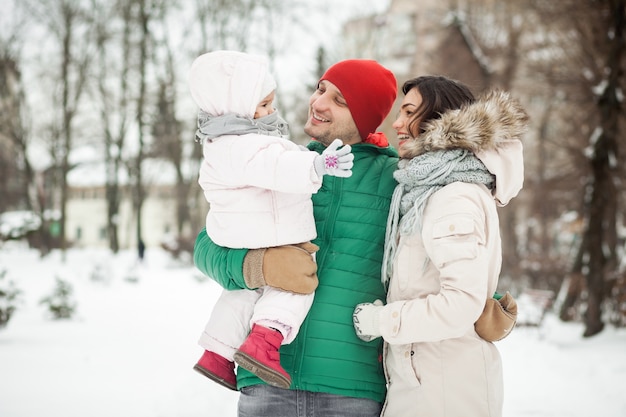 Foto gratuita divertente passeggiata felice madre inverno