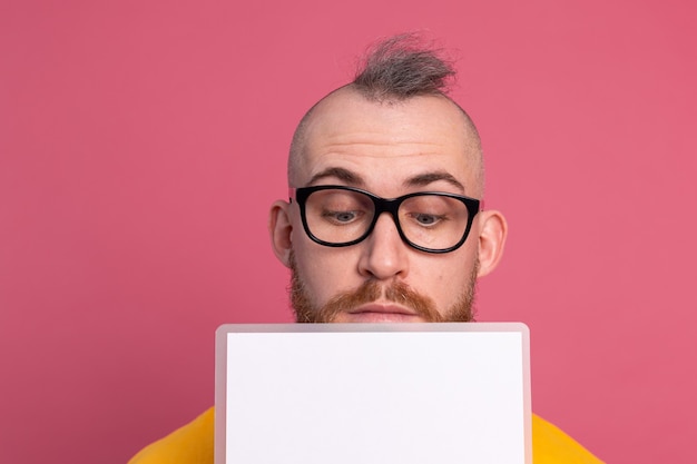 Foto gratuita divertente giovane uomo guarda fuori gli occhi bianco vuoto vuoto cartellone per il contenuto promozionale isolato girato in studio