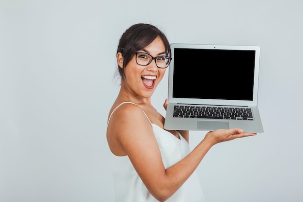 ノートパソコンを持つ楽しい若い女性