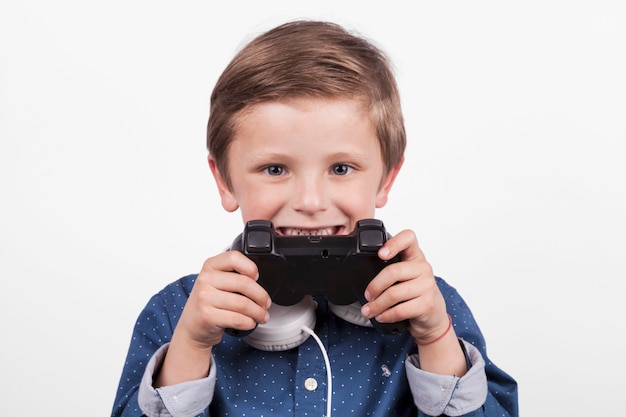 Смешной мальчик, играющий в видеоигру