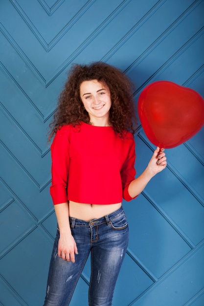 Foto gratuita ritratto di ragazza bruna divertente su sfondo blu