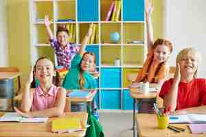 Foto gratuita bambini divertenti in una classe