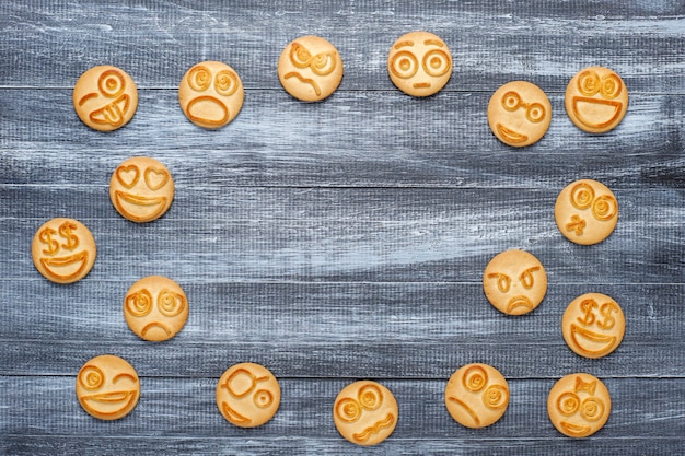 Бесплатное фото Смешные печенья с разными эмоциями, улыбающиеся и печальные печенья