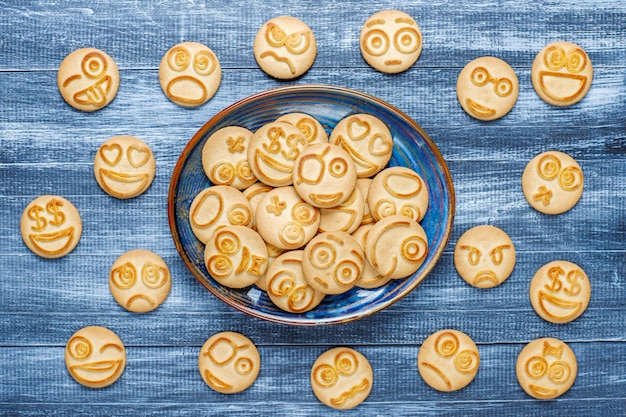 Biscotti divertenti differenti di emozione, biscotti sorridenti e tristi