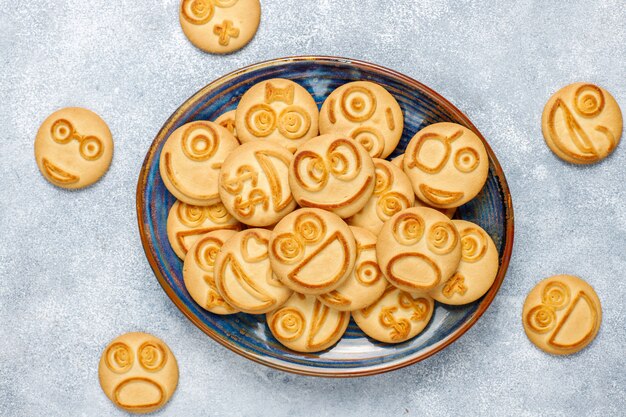面白いさまざまな感情のクッキー、笑顔と悲しいクッキー
