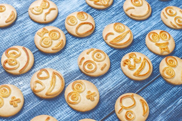 Foto gratuita biscotti divertenti emozioni diverse, biscotti sorridenti e tristi