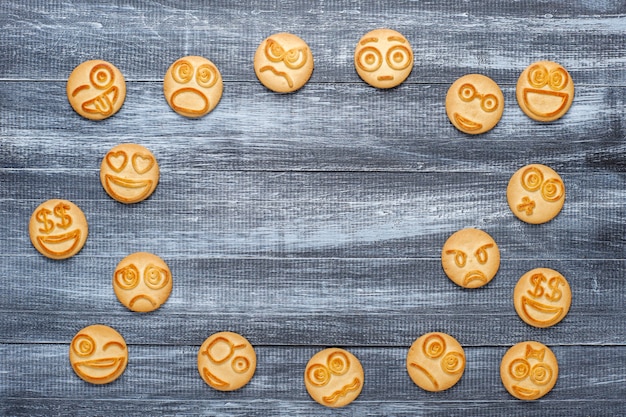 Foto gratuita biscotti divertenti differenti di emozione, biscotti sorridenti e tristi