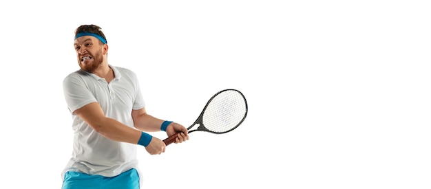 흰 벽에 고립 된 프로 테니스 선수의 재미있는 감정, 게임의 흥분