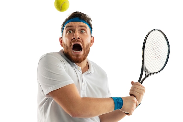 흰 벽에 고립 된 프로 테니스 선수의 재미있는 감정, 게임의 흥분