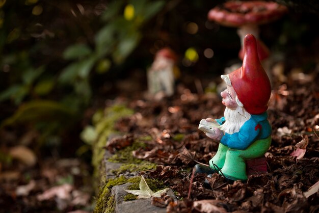 Foto gratuita divertente gnomo da giardino con copia spazio