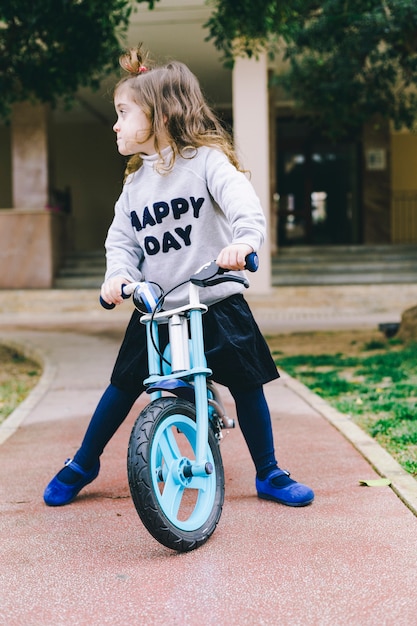 Foto gratuita ragazza divertente in bicicletta