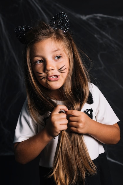 Ragazza divertente in costume da gatto