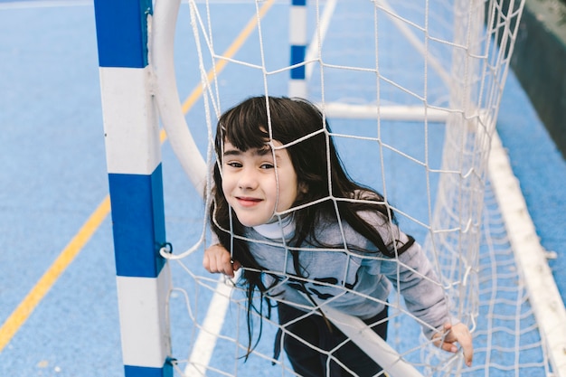 무료 사진 축구 그물에 웃 긴 여자