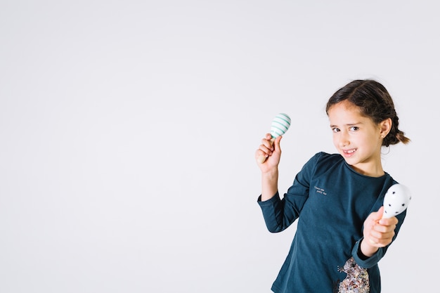 Free photo funny girl playing shakers