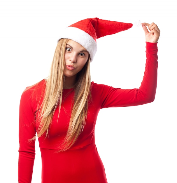 Foto gratuita ragazza divertente che gioca con il suo cappello di santa