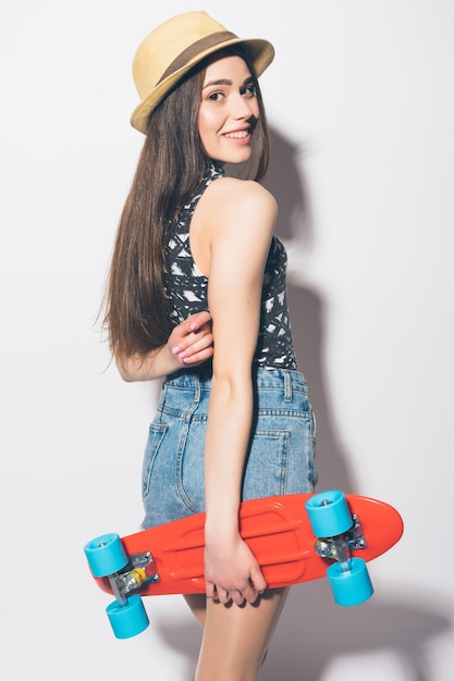 고립 된 분홍색 longboard와 재미있는 hipster 여자