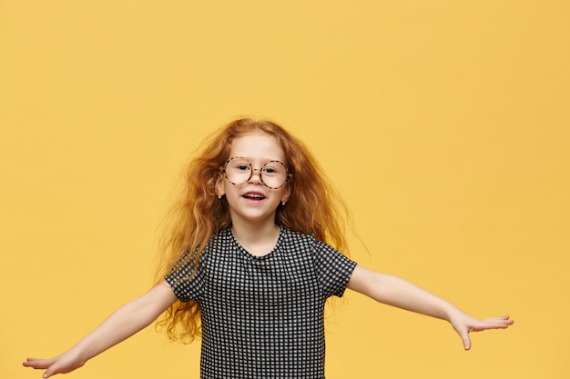 Bambina divertente con capelli rossi lunghi sciolti