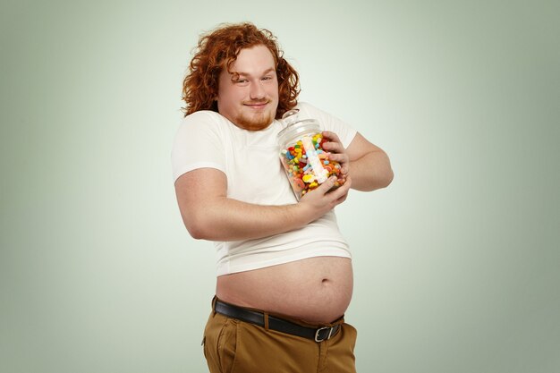 幸せな興奮の若いぽっちゃりした赤毛の男性は チョコレートのバーを噛んでいる間 口を広く開けて 焦りました 灰色のtシャツで変な白人男性が不健康ですがおいしいジャンクフードを消費 無料の写真 幸せな興奮の若いぽっちゃりした赤毛の男性は チョコレートのバーを噛んでいる間 口を広く開けて 焦りました 灰色のtシャツで変な白人男性が不健康ですがおいしいジャンクフードを消費 無料の写真