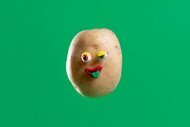 Смешная картошка с наклейкой на лицо