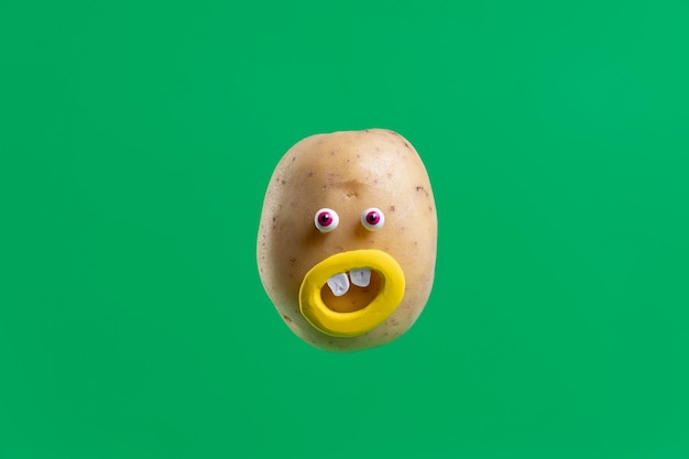 Бесплатное фото Смешная картошка с наклейкой на лицо