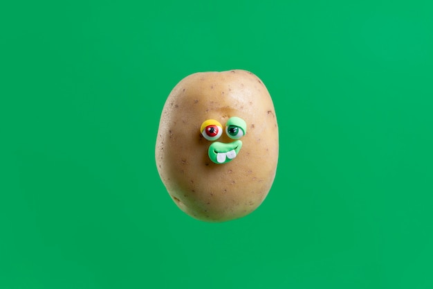 Бесплатное фото Смешная картошка с наклейкой на лицо