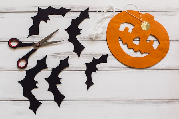 Free photo funny pumpking and bats near scissors