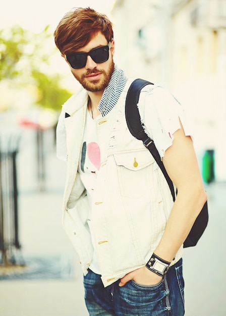 Foto gratuita l'uomo bello sorridente divertente dei pantaloni a vita bassa in estate alla moda copre la via in occhiali da sole