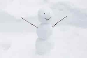 Foto gratuita funny snowman on snow bank