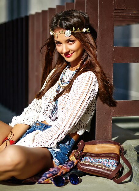 거리에서 포즈 여름 흰색 힙 스터 옷을 입고 재미 세련된 섹시 웃는 아름다운 젊은 히피 여자 모델