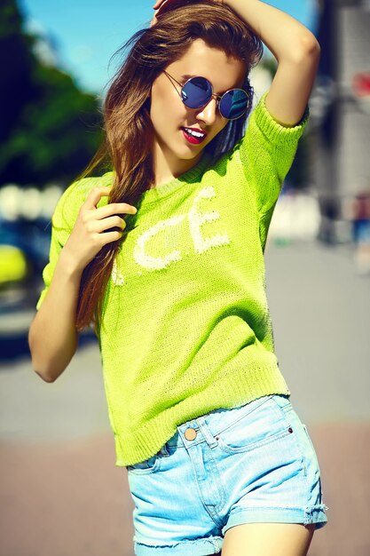 거리에서 여름 밝은 노란색 힙 스터 천으로 재미 세련된 섹시 웃는 아름다운 젊은 여성 모델