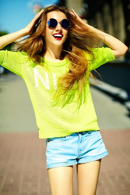 거리에서 여름 밝은 노란색 힙 스터 천으로 재미 세련된 섹시 웃는 아름다운 젊은 여성 모델