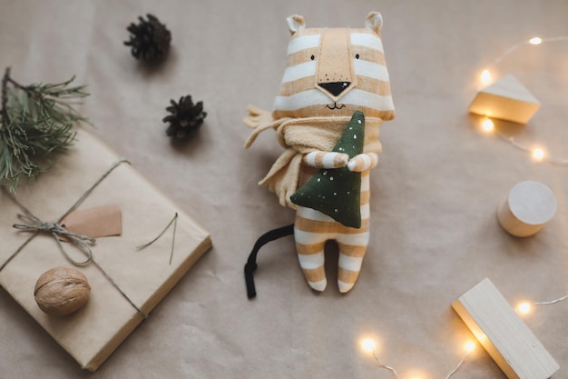 Забавный тигр игрушка символ нового подарка и украшения рождество зима новый год концепция плоская планировка ...